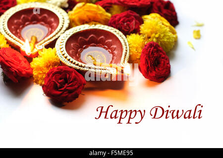 Diwali Diyas su uno sfondo di legno con fiori di festosa e luci Foto Stock