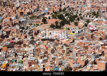 Guardando verso il basso sul cimitero del distretto di La Paz in Bolivia. La Paz sarà probabilmente la prima città capitale del mondo che verrà Foto Stock