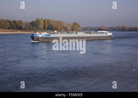 Freigther sul Reno vicino a Düsseldorf Foto Stock