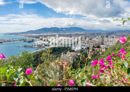Angolo alto cityscape e porto di Mlaga, Andalusia, Spagna Foto Stock