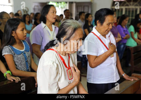 I fedeli cattolici durante la Messa domenicale nella cappella di Nuestra Senora de la Paz in Payatas, Quezon City, Filippine Foto Stock