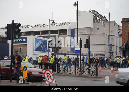 Per gli appassionati di calcio che arrivano al White Hart Lane, Londra, per guardare Tottenham Hotspur giocare con una presenza della polizia per prevenire la violenza Foto Stock
