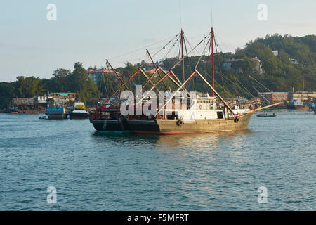 Commerciale di pesca barche ormeggiate in Cheung Chau, Porto di Hong Kong. Foto Stock