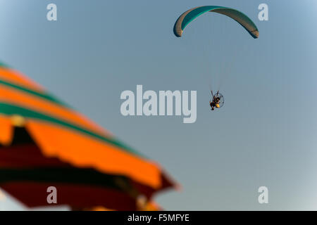 Powered parachute in volo. Una possibilità per chiunque di sperimentare il volo a basso costo. Foto Stock