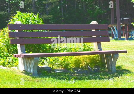 Una panchina nel parco Foto Stock