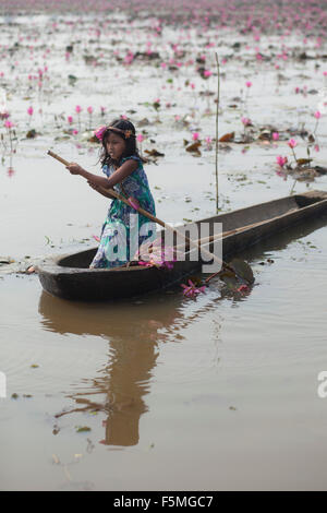 Dacca in Bangladesh. 6 Novembre, 2015. Bambini rurali raccogliere red giglio di acqua per il loro bestiame vicino a Dacca, il 06 novembre 2015. Quasi i tre quarti della popolazione vive in zone rurali. Le famiglie nelle zone rurali del Bangladesh si basano principalmente sull'agricoltura,pollame e la pesca per il loro reddito quotidiano. Al Summit sullo Sviluppo sostenibile il 25 settembre 2015, gli Stati membri delle Nazioni Unite adotteranno le 2030 Agenda per lo sviluppo sostenibile, che include un set di 17 Obiettivi di Sviluppo Sostenibile (SDGs) per porre fine alla povertà, lotta di disuguaglianza e di ingiustizia e di affrontare i cambiamenti climatici entro il 2030. © zakir hossain chowdhury za Foto Stock