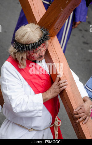 Una corona di thorn adornato Cristo porta una croce nella processione del Venerdì Santo, Quito Ecuador Foto Stock