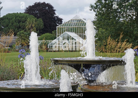Una fontana e serra a Cambridge Giardini Botanici, Inghilterra Foto Stock