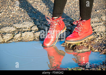 Red Shoes nella pozza Foto Stock