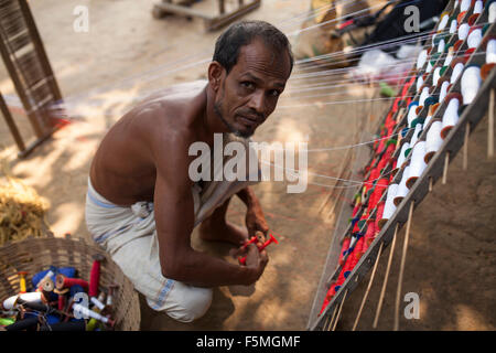 Dacca in Bangladesh 06 novembre:persone rurali in Bangladesh lavora con ruota di filatura vicino a Dacca, il 06 novembre 2015. Quasi i tre quarti della popolazione vive in zone rurali. Le famiglie nelle zone rurali del Bangladesh si basano principalmente sull'agricoltura,pollame e la pesca per il loro reddito quotidiano. Al Summit sullo Sviluppo sostenibile il 25 settembre 2015, gli Stati membri delle Nazioni Unite adotteranno le 2030 Agenda per lo sviluppo sostenibile, che include un set di 17 Obiettivi di Sviluppo Sostenibile (SDGs) per porre fine alla povertà, lotta di disuguaglianza e di ingiustizia e di affrontare i cambiamenti climatici entro il 2030. © zakir hossain chowdhury zakir/Ala Foto Stock