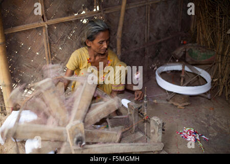 Dacca in Bangladesh 06 novembre:persone rurali in Bangladesh lavora con ruota di filatura vicino a Dacca, il 06 novembre 2015. Quasi i tre quarti della popolazione vive in zone rurali. Le famiglie nelle zone rurali del Bangladesh si basano principalmente sull'agricoltura,pollame e la pesca per il loro reddito quotidiano. Al Summit sullo Sviluppo sostenibile il 25 settembre 2015, gli Stati membri delle Nazioni Unite adotteranno le 2030 Agenda per lo sviluppo sostenibile, che include un set di 17 Obiettivi di Sviluppo Sostenibile (SDGs) per porre fine alla povertà, lotta di disuguaglianza e di ingiustizia e di affrontare i cambiamenti climatici entro il 2030. © zakir hossain chowdhury zakir/Ala Foto Stock