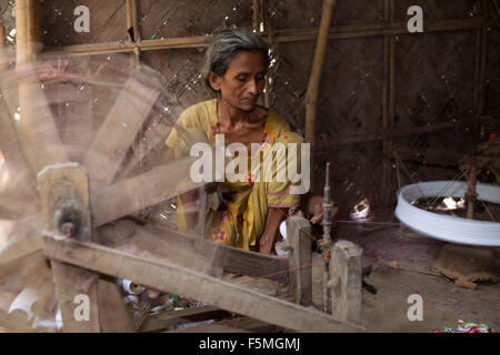 Dacca in Bangladesh 06 novembre:persone rurali in Bangladesh lavora con ruota di filatura vicino a Dacca, il 06 novembre 2015. Quasi i tre quarti della popolazione vive in zone rurali. Le famiglie nelle zone rurali del Bangladesh si basano principalmente sull'agricoltura,pollame e la pesca per il loro reddito quotidiano. Al Summit sullo Sviluppo sostenibile il 25 settembre 2015, gli Stati membri delle Nazioni Unite adotteranno le 2030 Agenda per lo sviluppo sostenibile, che include un set di 17 Obiettivi di Sviluppo Sostenibile (SDGs) per porre fine alla povertà, lotta di disuguaglianza e di ingiustizia e di affrontare i cambiamenti climatici entro il 2030. © zakir hossain chowdhury zakir/Ala Foto Stock