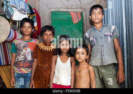 Dacca in Bangladesh 06 novembre:gruppo di bambini rurali vicino a Dacca, il 06 novembre 2015. Quasi i tre quarti della popolazione vive in zone rurali. Le famiglie nelle zone rurali del Bangladesh si basano principalmente sull'agricoltura,pollame e la pesca per il loro reddito quotidiano. Al Summit sullo Sviluppo sostenibile il 25 settembre 2015, gli Stati membri delle Nazioni Unite adotteranno le 2030 Agenda per lo sviluppo sostenibile, che include un set di 17 Obiettivi di Sviluppo Sostenibile (SDGs) per porre fine alla povertà, lotta di disuguaglianza e di ingiustizia e di affrontare i cambiamenti climatici entro il 2030. Credito: zakir hossain chowdhury zakir/Alamy Live News Foto Stock