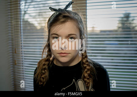 Testa e la spalla fotografia di un moody ragazza adolescente Foto Stock