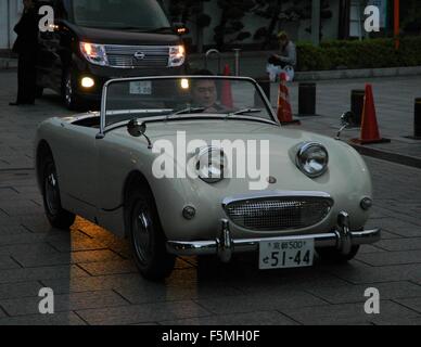 Un Austin-Healey bug-eyed Sprite nel quartiere Gion, Kyoto, Giappone. Foto Stock