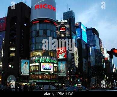 Traffico di sera a Ginza, Tokyo, Giappone Foto Stock