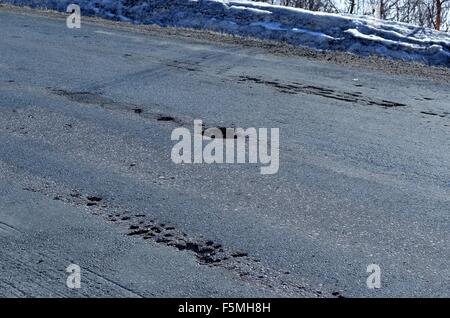 Cattiva condizione della strada di buche, Norvegia Foto Stock