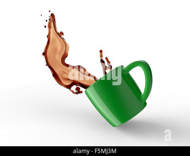 Il caffè viene versato da una tazza isolata su bianco. Foto Stock