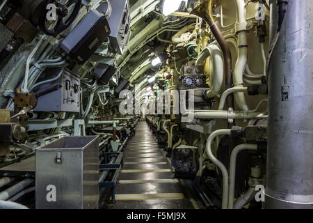 Interno del temibile, prima Marina Francese SSBN missile balistico sottomarino a Cité de la Mer in Cherbourg, Normandia, Francia Foto Stock