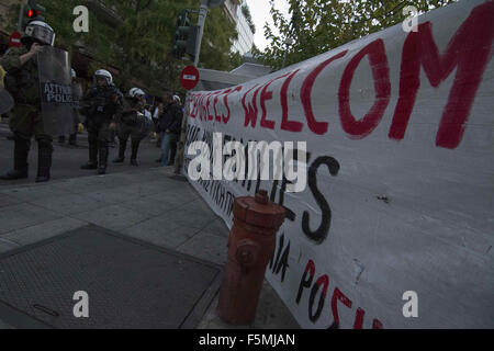 Atene, Grecia. 6 Nov, 2015. La polizia antisommossa stand tra gli antifascisti e alcuni abitanti del luogo che hanno protestato contro i migranti. Una dimostrazione antifascista è stata messa in scena per accogliere rifugiati arrivati in Atene. © Nikolas Georgiou/ZUMA filo/Alamy Live News Foto Stock