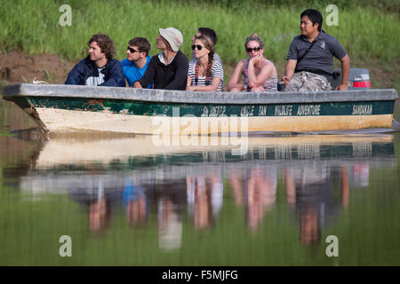 I turisti di crociera lungo il fiume Kinabatangan nel Borneo alla ricerca per la fauna selvatica Foto Stock