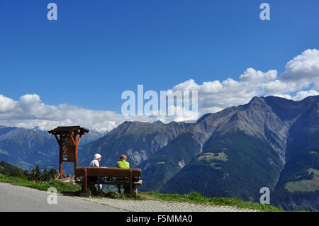 Ammirando le montagne e le valli da Riederalp West, Vallese, Svizzera Foto Stock