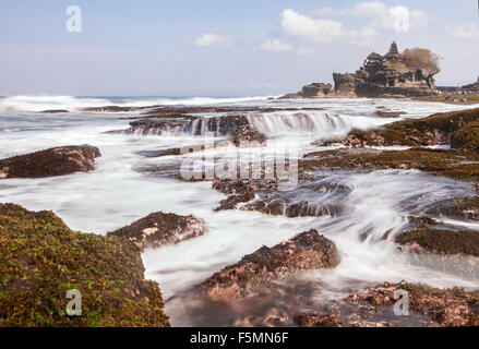 Una lunga esposizione immagine della straordinaria funzione costiere di Tanah Lot Temple di Bali. Una formazione rocciosa naturale con un tempio indù. Enorme attrazione turistica Foto Stock