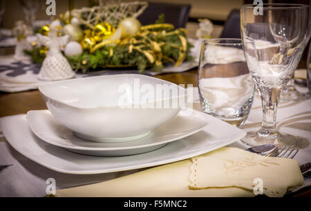 Natale impostazione tavolo preparato per la cena di gala Foto Stock