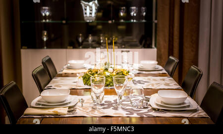 Natale impostazione tavolo preparato per la cena di gala Foto Stock