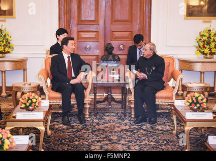 New Delhi, India. 6 Nov, 2015. Presidente indiano Pranab Mukherjee (R) si incontra con il Cinese in visita Vice Presidente Li Yuanchao a Nuova Delhi, India, nov. 6, 2015. © Bi Xiaoyang/Xinhua/Alamy Live News Foto Stock