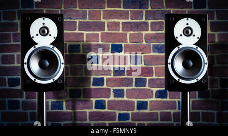 Black Music Speakers contro un muro di mattoni sfondo Foto Stock