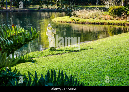 Antica statua in marmo della donna sul bordo del lago per motivi di John e Mable Ringling il Museo d'Arte di Sarasota, FL Foto Stock