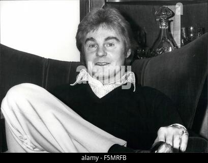 1972 - Derek Jacobi a casa : Derek Jacobi ha svolto il ruolo di titolo nella serie ''Ho Claudio'' è stata una performance che gli valse enorme acclaim e una reputazione come uno di questo paese i migliori attori, la parte ha preso Derek mesi per imparare a causa della peculiare natura dell'imperatore Claudio fisica e difetti del parlato. Egli è diventato così esperto a balbettare e scuotendo la testa che per un tempo considerevole dopo la serie non poteva smettere di se stesso dal continuare le abitudini. Attualmente Derek è prendere un meritato riposo dopo aver recentemente tornato da un tour - egli è presto per un tour con la prospec Foto Stock