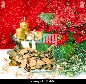 Avvento decorazione con la masterizzazione di golden candele, poinsettia flower e Natale gingerbread cookie. In stile vintage tonica foto Foto Stock
