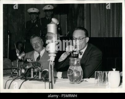 1954 - Associated Press correspondent William Oatis impostato in libertà: Centrary a tutte le aspettative, AP correspondent William Oatis era sorprendentemente dischrarged dal Primo ministro ceco Zapotocky. Il discarico è entrato in vigore il Sabato, 16 maggio 1953. Nel luglio 1951, William Oatis era stato condannato a dieci (10) anni di prigione, a causa di presunte spionaggio. Sabato, 16 maggio 1953, pochi minuti dopo la mezzanotte, William Oatis attraversato il ceco confine tedesco. Egli era accompagnato da noi il Vice Console il sig. Christopher A. Square e dal sig. B. Nat King, un membro dell'ambasciata Usa a Praga la Cecoslovacchia Foto Stock