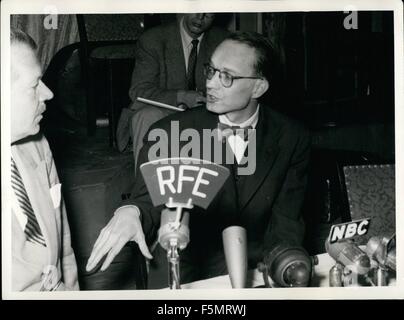 1954 - Associated Press correspondent William Oatis impostato in libertà: Centrary a tutte le aspettative, AP correspondent William Oatis era sorprendentemente dischrarged dal Primo ministro ceco Zapotocky. Il discarico è entrato in vigore il Sabato, 16 maggio 1953. Nel luglio 1951, William Oatis era stato condannato a dieci (10) anni di prigione, a causa di presunte spionaggio. Sabato, 16 maggio 1953, pochi minuti dopo la mezzanotte, William Oatis attraversato il ceco confine tedesco. Egli era accompagnato da noi il Vice Console il sig. Christopher A. Square e dal sig. B. Nat King, un membro dell'ambasciata Usa a Praga la Cecoslovacchia Foto Stock