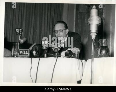 1954 - Associated Press correspondent William Oatis impostato in libertà: Centrary a tutte le aspettative, AP correspondent William Oatis era sorprendentemente dischrarged dal Primo ministro ceco Zapotocky. Il discarico è entrato in vigore il Sabato, 16 maggio 1953. Nel luglio 1951, William Oatis era stato condannato a dieci (10) anni di prigione, a causa di presunte spionaggio. Sabato, 16 maggio 1953, pochi minuti dopo la mezzanotte, William Oatis attraversato il ceco confine tedesco. Egli era accompagnato da noi il Vice Console il sig. Christopher A. Square e dal sig. B. Nat King, un membro dell'ambasciata Usa a Praga la Cecoslovacchia Foto Stock