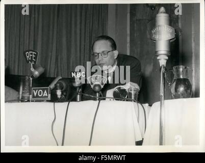 1954 - Associated Press correspondent William Oatis impostato in libertà: Centrary a tutte le aspettative, AP correspondent William Oatis era sorprendentemente dischrarged dal Primo ministro ceco Zapotocky. Il discarico è entrato in vigore il Sabato, 16 maggio 1953. Nel luglio 1951, William Oatis era stato condannato a dieci (10) anni di prigione, a causa di presunte spionaggio. Sabato, 16 maggio 1953, pochi minuti dopo la mezzanotte, William Oatis attraversato il ceco confine tedesco. Egli era accompagnato da noi il Vice Console il sig. Christopher A. Square e dal sig. B. Nat King, un membro dell'ambasciata Usa a Praga la Cecoslovacchia Foto Stock