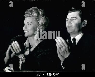 1954 - Prestazioni presso il Palazzo dello Sport del bellissimo film americano ''Holiday on Ice'' che ha presentato un intervento molto selezionato e perfetta dancing corp e solisti. Visto tra il pubblico, attori e personalità del cinema. OPS: Linda cristiano ed Edmund Purdom © Keystone Pictures USA/ZUMAPRESS.com/Alamy Live News Foto Stock