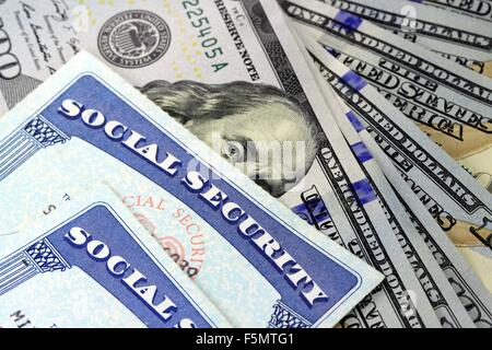 Tessera di previdenza sociale e di valuta statunitense di un centinaio di dollari Foto Stock