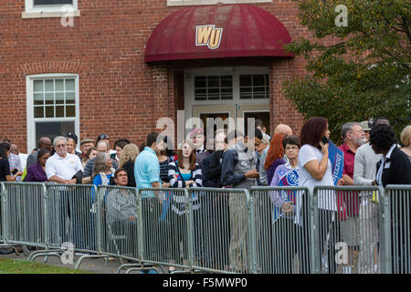 Rock Hill, South Carolina, Stati Uniti d'America, 6 Nov, 2015. Sostenitori rally al di fuori della sede dove il MSNBC Forum democratico si terrà presso università Winthrop Novembre 6, 2015 in Rock Hill, Carolina del Sud. Foto Stock