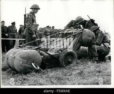 1954 - Nuovo Esercito del trasporto delle apparecchiature ha dimostrato. Carrello leggero per la terra e l'utilizzo dell'acqua.: una manifestazione si è tenuta a Bulford camp Wiltshire, ieri di tre tipi di carico dei carrelli portanti progettato dalla prima divisione di fanteria per spostare pesanti distacchi di Malta in tutto il paese e oltre ostacoli d'acqua. Il carrello è in forma di tubolare del telaio metallico con un filo di ferro zincato cestello e dotato di due ruote pneumatiche ruote che può essere staccata. Essi possono essere girate in acqua il trasporto mediante il collegamento di due bucyaney sacchetti di plastica ricoperto di tela. Questi sacchetti sono gonfiati e Foto Stock