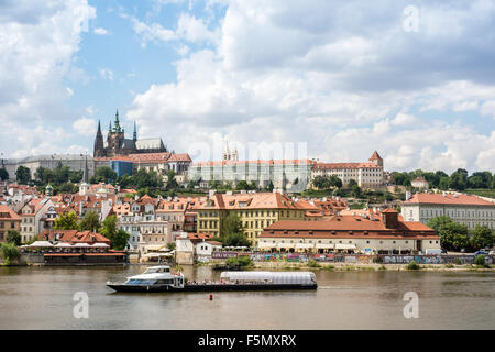 Praga Repubblica Ceca Panorama. Il Castello di Praga in background con il resto della città vecchia. Foto Stock