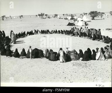 1967 - Come minaccia di guerra nel deserto, il: i combattimenti in Angola muore giù ma ulteriormente dal nord, dal Sahara provengono queste foto degli effetti di un'altra guerra che minaccia di escalation e diventare un grande conflitto tra Algeria e Marocco. A Hafid Soudjemma, 25 km da Tindouf, è il principale campo di rifugiati in Algeria, con oltre 18.000 detenuti già e più arrivano giornalmente. Esso è costituito da 5 sezioni separate per ridurre il rischio di malattia come pure per ridurre il pericolo di bombardamenti. Il campeggio è gestito dalla Saharadui Consiglio nazionale provvisorio e al Fronte Polisario Fro Foto Stock