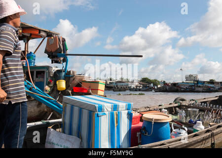 Alimentare il viaggio in barca sul Delta del Mekong Fiume,Vietnam,Asia Foto Stock