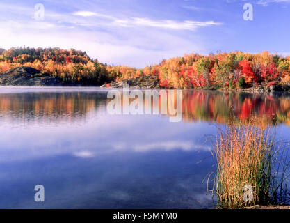 Simon Lago in autunno, Naughton, città di maggiore Sudbury, Ontario, Canada. Foto Stock