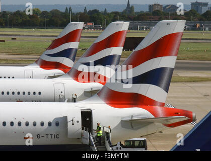Edimburgo, Scozia, Regno Unito. Xvi Dec, 2007. British Airways ha dichiarato di novembre il traffico passeggeri è aumentato del 2,4 per cento rispetto allo stesso mese dello scorso anno, spinto da un 5,0 percento di aumento nel premio di prima e di business-class del traffico. British Airways Ð IL REGNO UNITO ammiraglia opera del gestore di una rete globale di oltre 145 voli destinazioni di viaggio. British Airways plc (LSE: BAY, NYSE: BAB) è la più grande compagnia aerea e la compagnia di bandiera del Regno Unito e uno dei maggiori in Europa. BA è un membro fondatore dell'alleanza di compagnie aeree oneworld. Nella foto: i passeggeri a bordo di un domestico volo NEL REGNO UNITO A SETTEMBRE Foto Stock