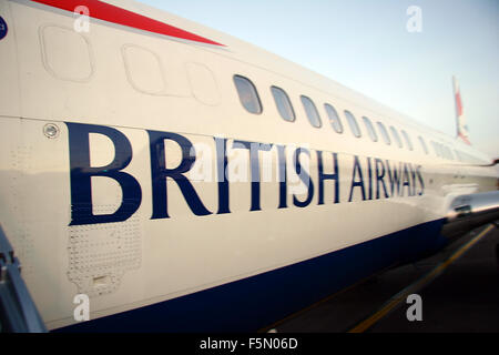 Edimburgo, Scozia, Regno Unito. Xvi Dec, 2007. British Airways ha dichiarato di novembre il traffico passeggeri è aumentato del 2,4 per cento rispetto allo stesso mese dello scorso anno, spinto da un 5,0 percento di aumento nel premio di prima e di business-class del traffico. British Airways Ð IL REGNO UNITO ammiraglia opera del gestore di una rete globale di oltre 145 voli destinazioni di viaggio. British Airways plc (LSE: BAY, NYSE: BAB) è la più grande compagnia aerea e la compagnia di bandiera del Regno Unito e uno dei maggiori in Europa. BA è un membro fondatore dell'alleanza di compagnie aeree oneworld. (Credito Immagine: © Ruaridh Stewart/ZUMA Press) Foto Stock