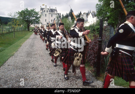 Jun 05, 2000; la Scozia, Regno Unito; la Atholl Montanari esercito, ultima ufficiale privato esercito europeo al duca di Atholl, marciando attraverso il castello. © Ruaridh Stewart/ZUMAPRESS.com/Alamy Live News Foto Stock