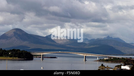 14 nov 2005; Skye, SCOZIA; Lo Skye Bridge è un ponte stradale sul Loch Alsh, collegando la Scozia continentale con l'Isola di Skye. La traversata più breve tra la terraferma e l'isola (circa 500 metri), il suono tra i villaggi di Kyle of Lochalsh sulla terraferma e Kyleakin lungo la costa orientale dell'isola è stata tradizionalmente la rotta più comune. Un traghetto trasporto servizi da circa 1600, gestito da un certo numero di operatori privati e ultimamente da Caledonian MacBrayne. Skye è la seconda isola più grande in Scozia dopo Lewis e Harris. L'isola ha alcuni dei più drammatici Foto Stock